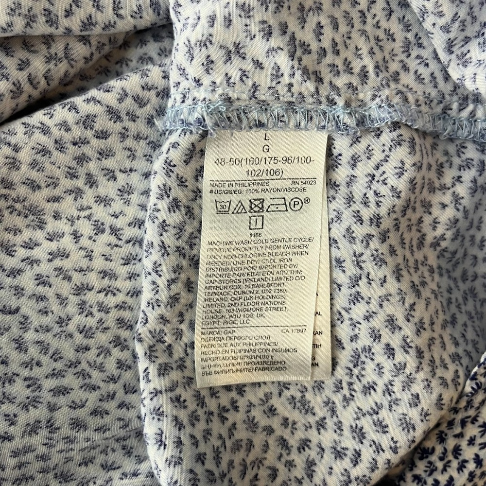 Gap Blouse Top Women's Size L Blue Short Sleeve V Neck Geometric Print Rayon - Picture 8 of 9